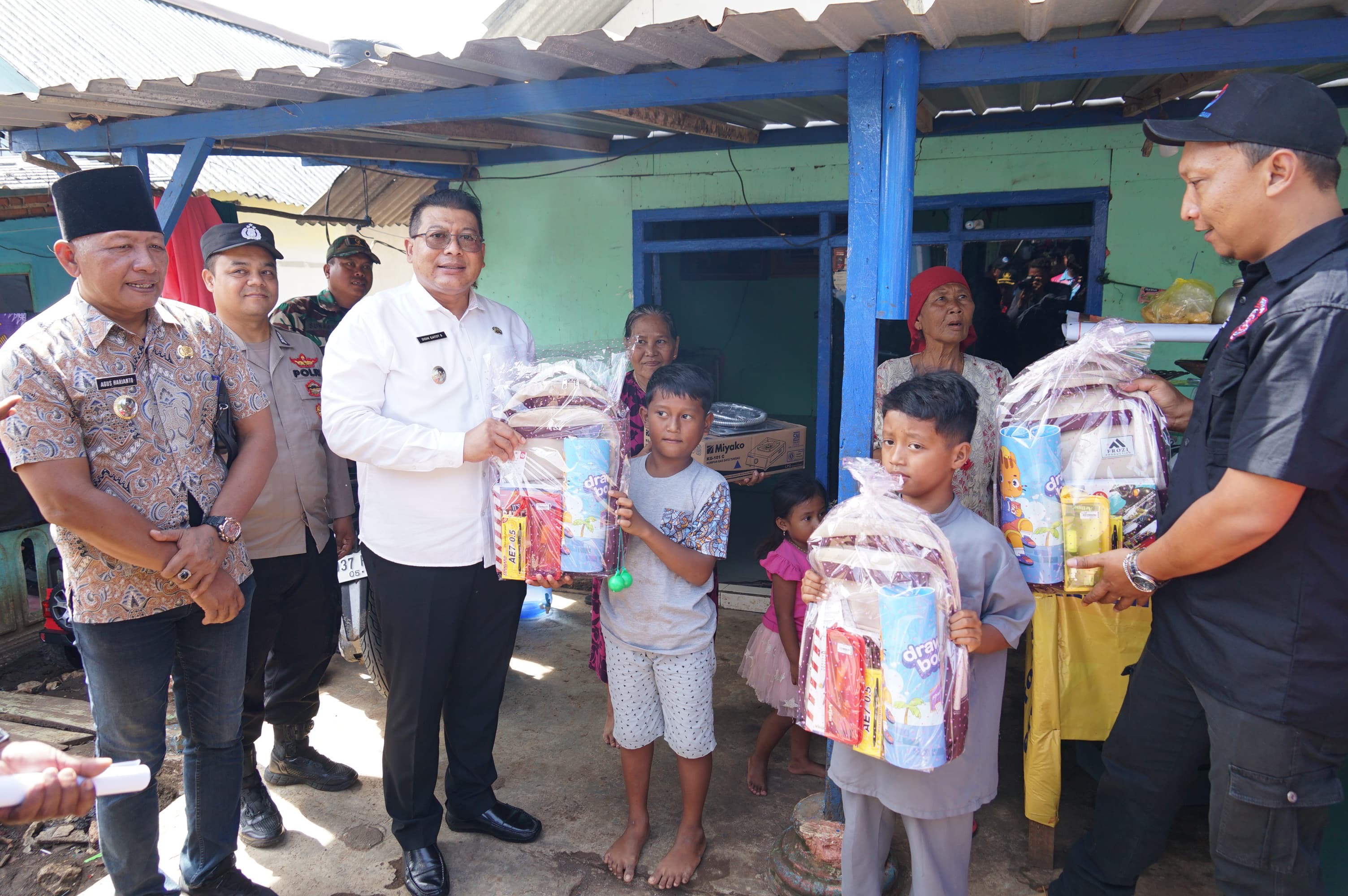 Pemkab Malang Bantu Korban Banjir Sumbermanjing Wetan Berupa Kompor dan Alat Tulis