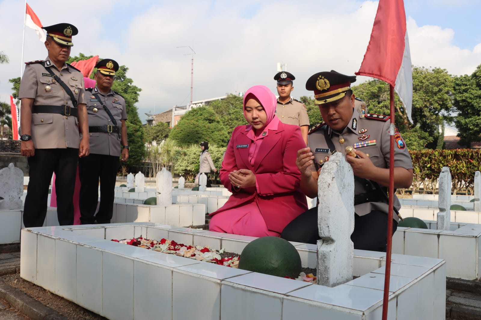 Hari Bhayangkara ke-80, Polres Batu Ziarah ke TMP Suropati dan Santuni Purnawirawan