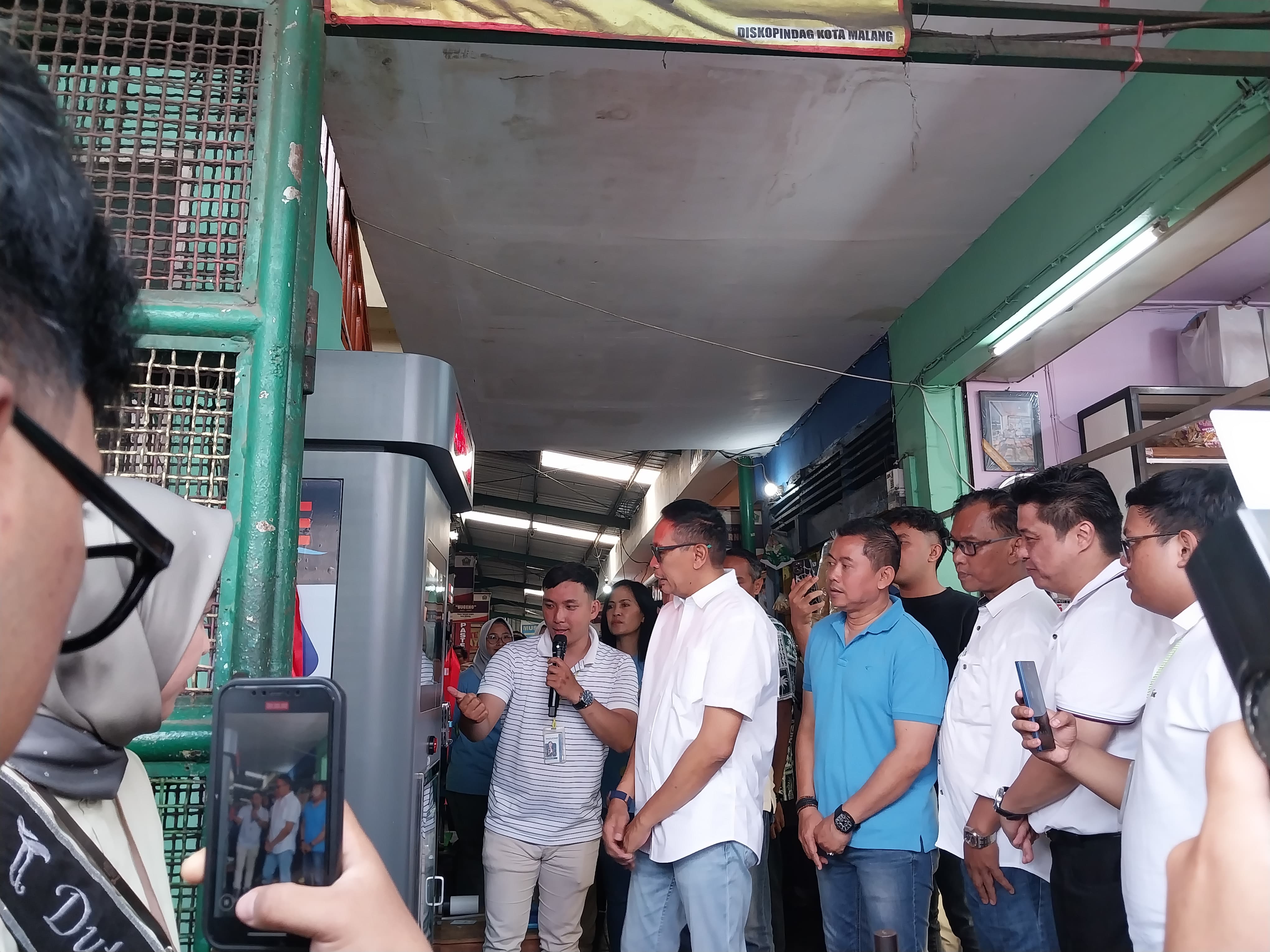 Air Minum Murah Kini Hadir di Malang, Warga Bisa Isi Galon Hanya Rp5.000 di SPAM Pasar Klojen