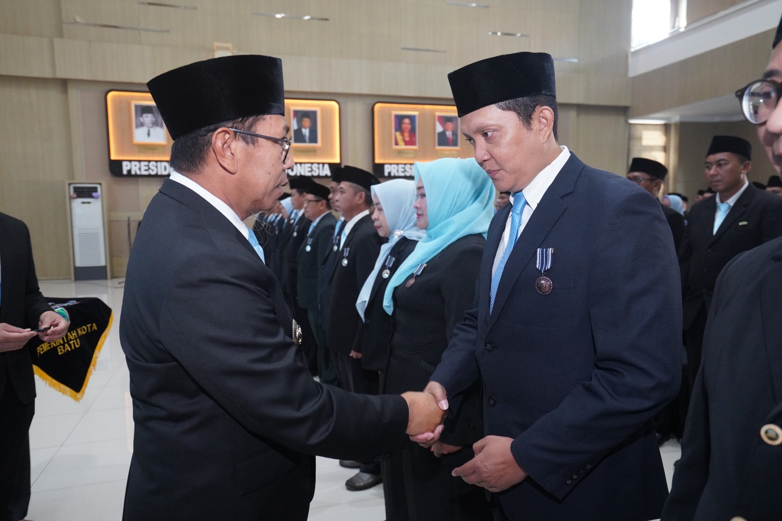 156 ASN Kota Batu Terima Penghargaan Satyalancana Karya Satya, Wali Kota Nurochman Ajak Perkuat Integritas dan