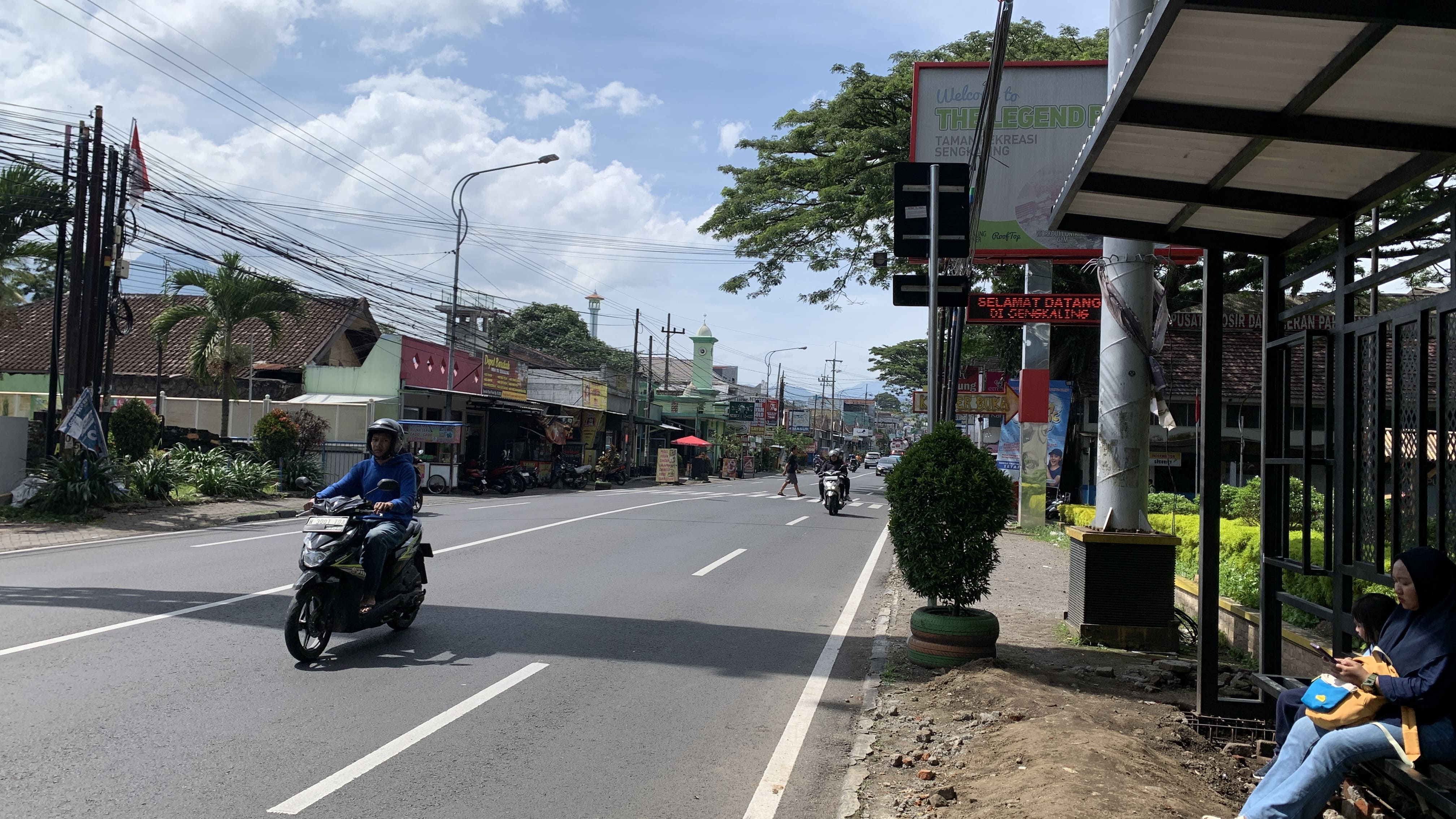 Lalu Lintas Jalan Raya Sengkaling Terpantau Sepi, Pengendara Tetap Diimbau Waspada