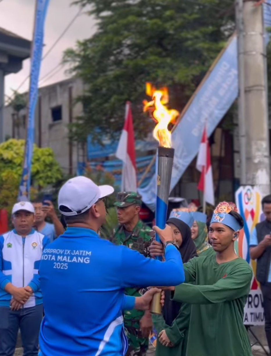 Kirab Api Porprov IX Jatim 2025 Disambut Meriah di Sukun, Warga Antusias Sambut Maskot Sima dan Reog Ponorogo