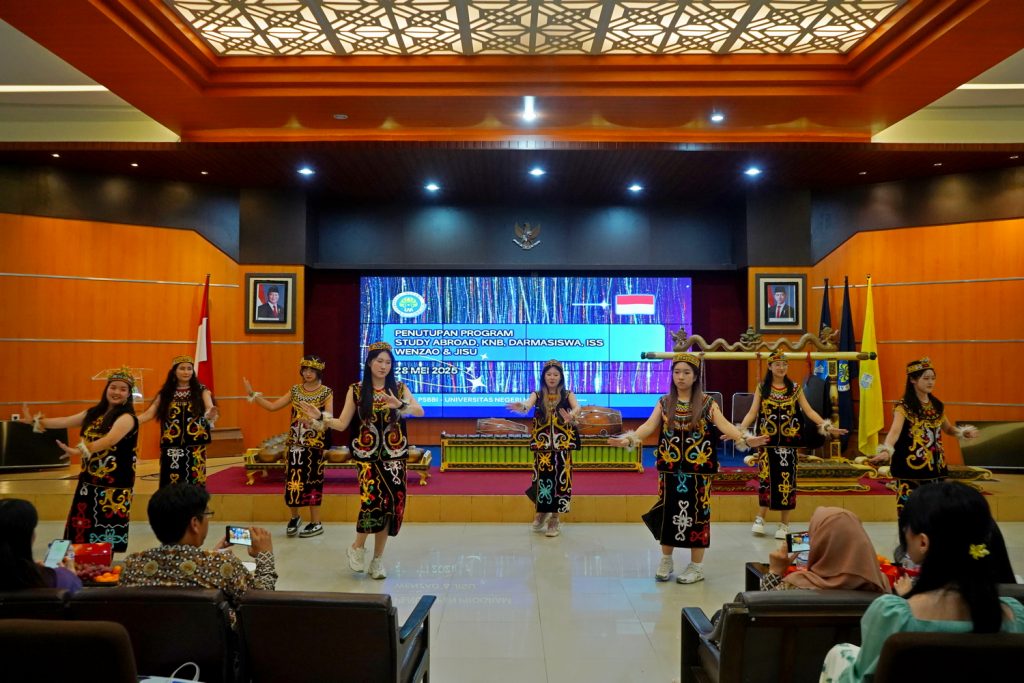 Rayakan Kelulusan, Mahasiswa Internasional di UM Menari Diiringi Gamelan 