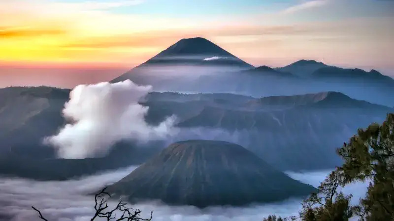Gunung Malang Raya 14 Oktober, Semeru Siaga, Bromo 11-24°C, Gelombang Laut 2,9 Meter