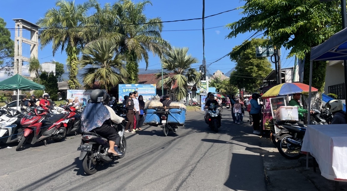 CFD Jalan Raya Dermo Dipadati Warga, UMKM hingga Parkir Motor Membeludak
