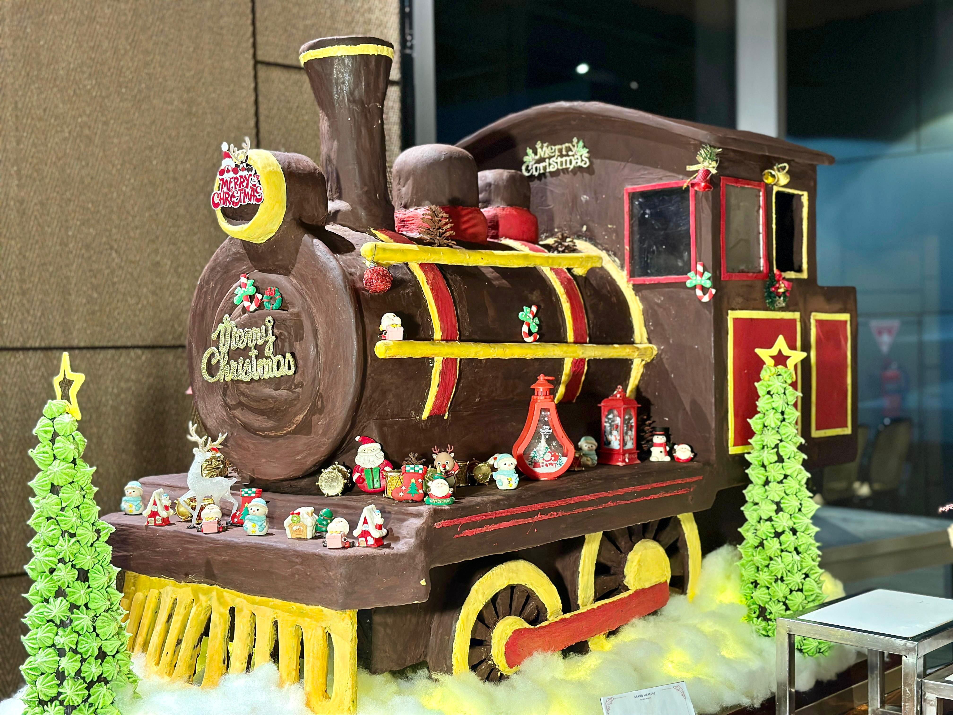 Kereta Cokelat 60 Kilogram Sambut Natal di Grand Mercure Malang Mirama