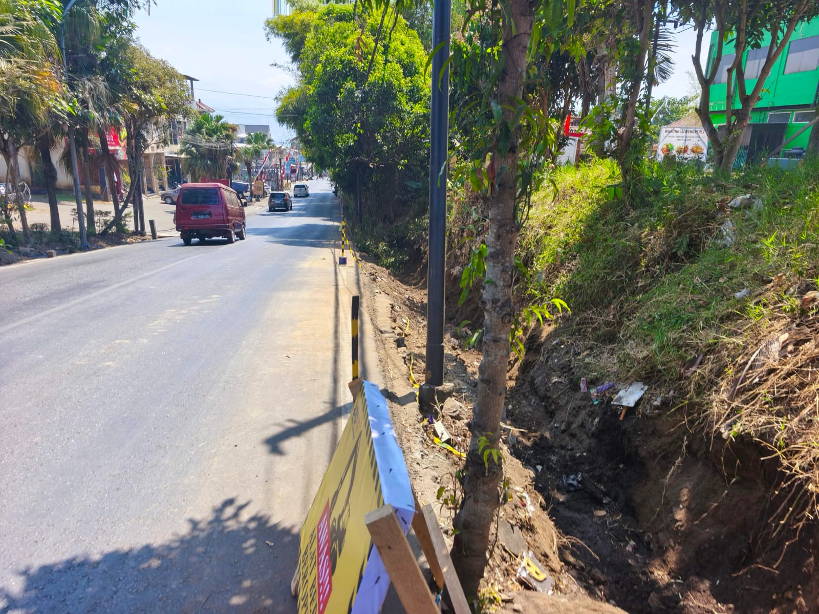 Trotoar Jalan Abdul Gani Kota Batu Mulai Dibangun, Proyek Dikerjakan Malam Hari