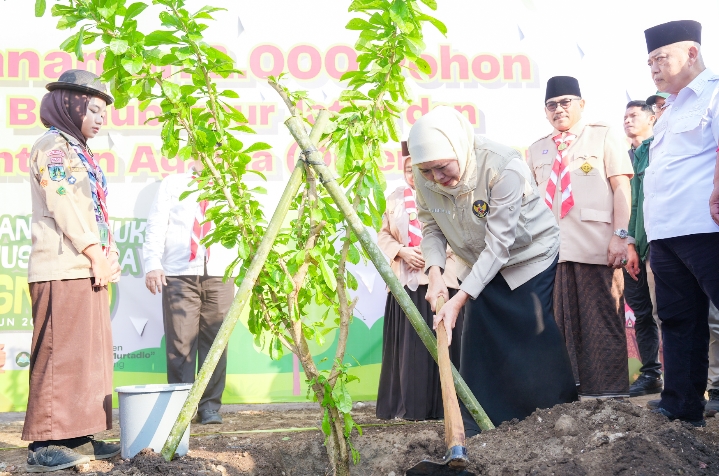 PPSN VI 2026 di Malang: Khofifah Ajak 4.500 Santri Tanam 1.000 Pohon