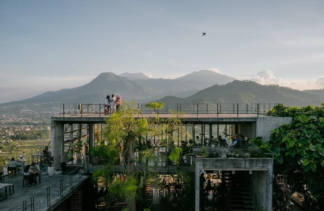 Rekomendasi 9 Kafe Indoor Bernuansa Alam untuk Menikmati After-Rain Vibes di Malang Raya