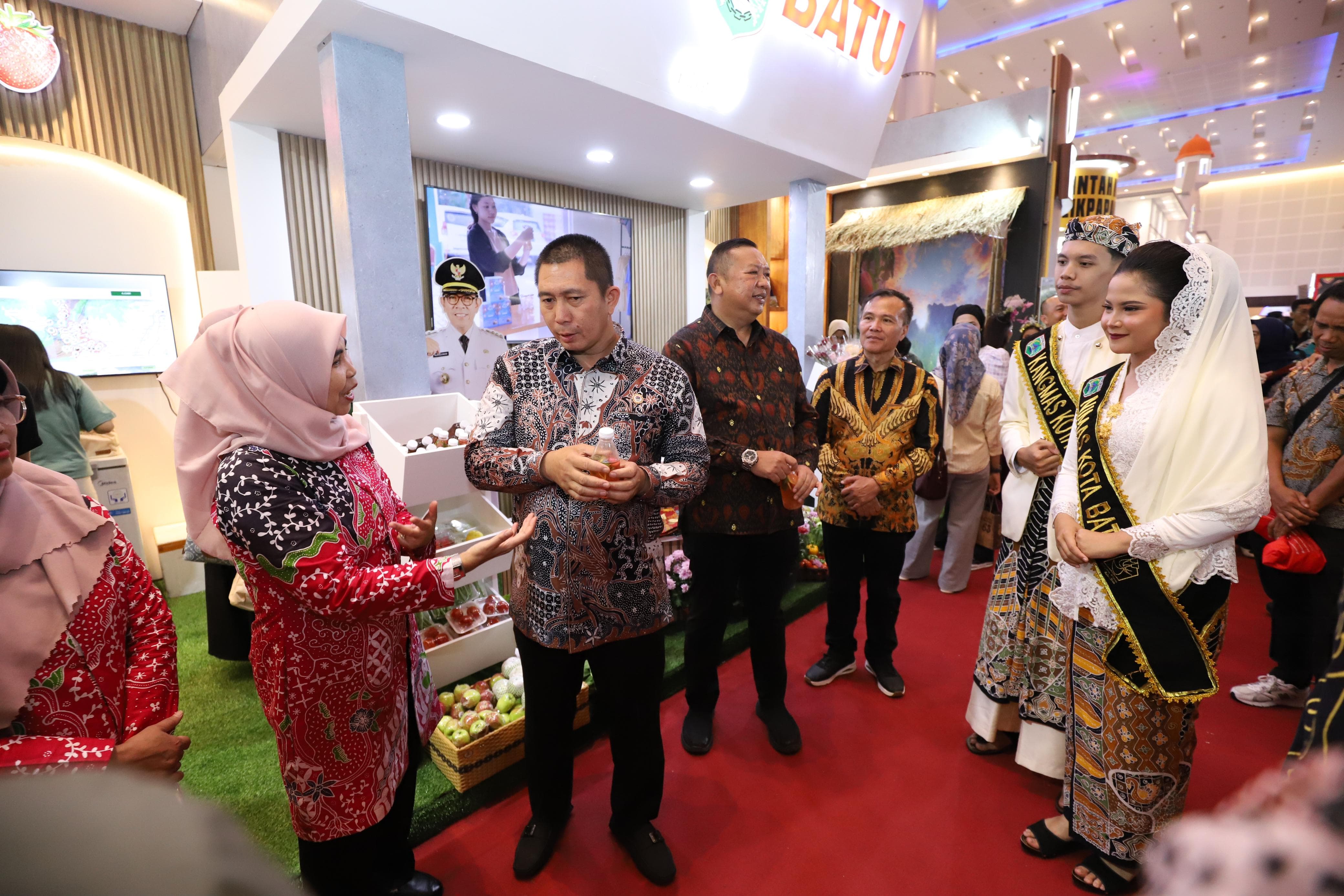 Wali Kota Batu Bagi-Bagi Apel dan Kenalkan Produk UMKM Kota Batu di ICE 2025