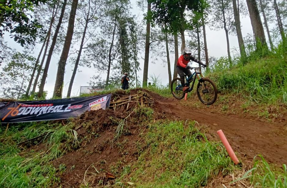 Indonesian Downhill 2025: 136 Pembalap Berlomba Taklukkan Klemuk Bike Park di  Kota Batu