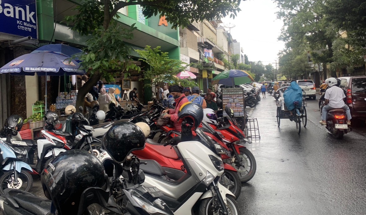 Jelang Waktu Berbuka, Warga Serbu Takjil di Kawasan Pasar Besar Klojen