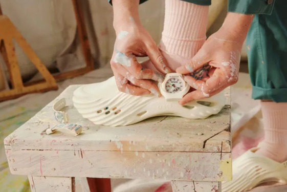 Crocs Kembali Buat Gebrakan! Kali Ini Kolaborasi Dengan G-Shock, Sepatu dan Jam Tangan jadi Satu