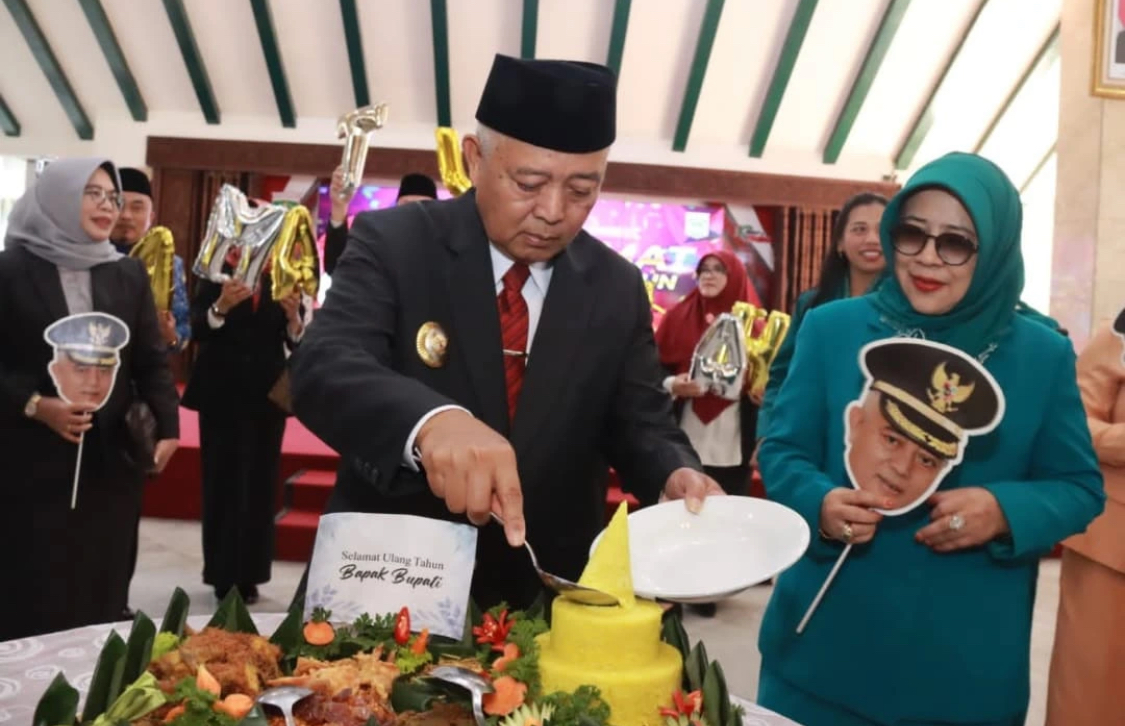 Usai Pimpin Upacara Harkitnas ke-117, Bupati Malang Dapat Kejutan Kue Ulang Tahun