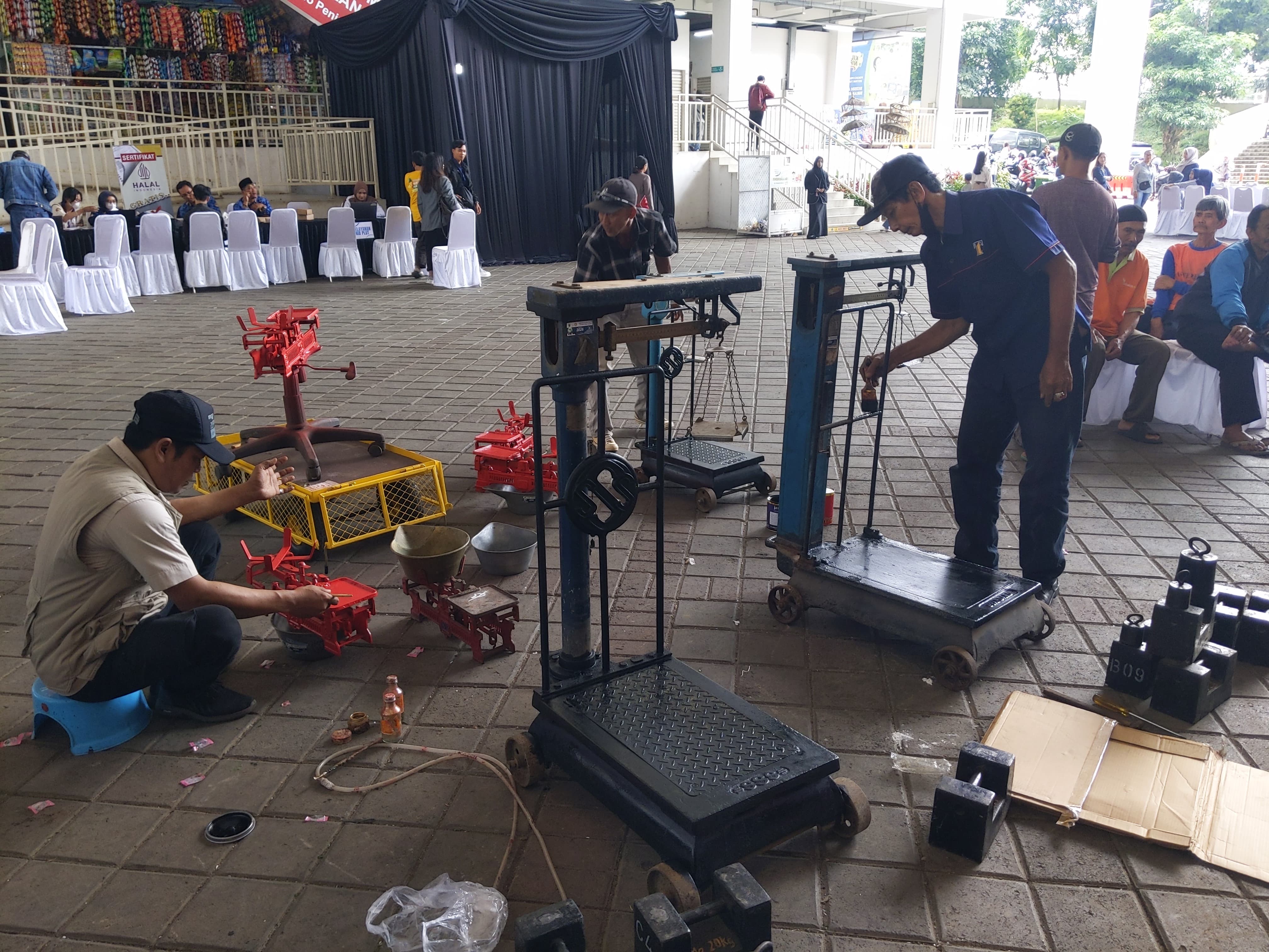 ‎Peringati Hari Metrologi Dunia, Timbangan Pedagang Pasar Among Tani Ditera Ulang  ‎