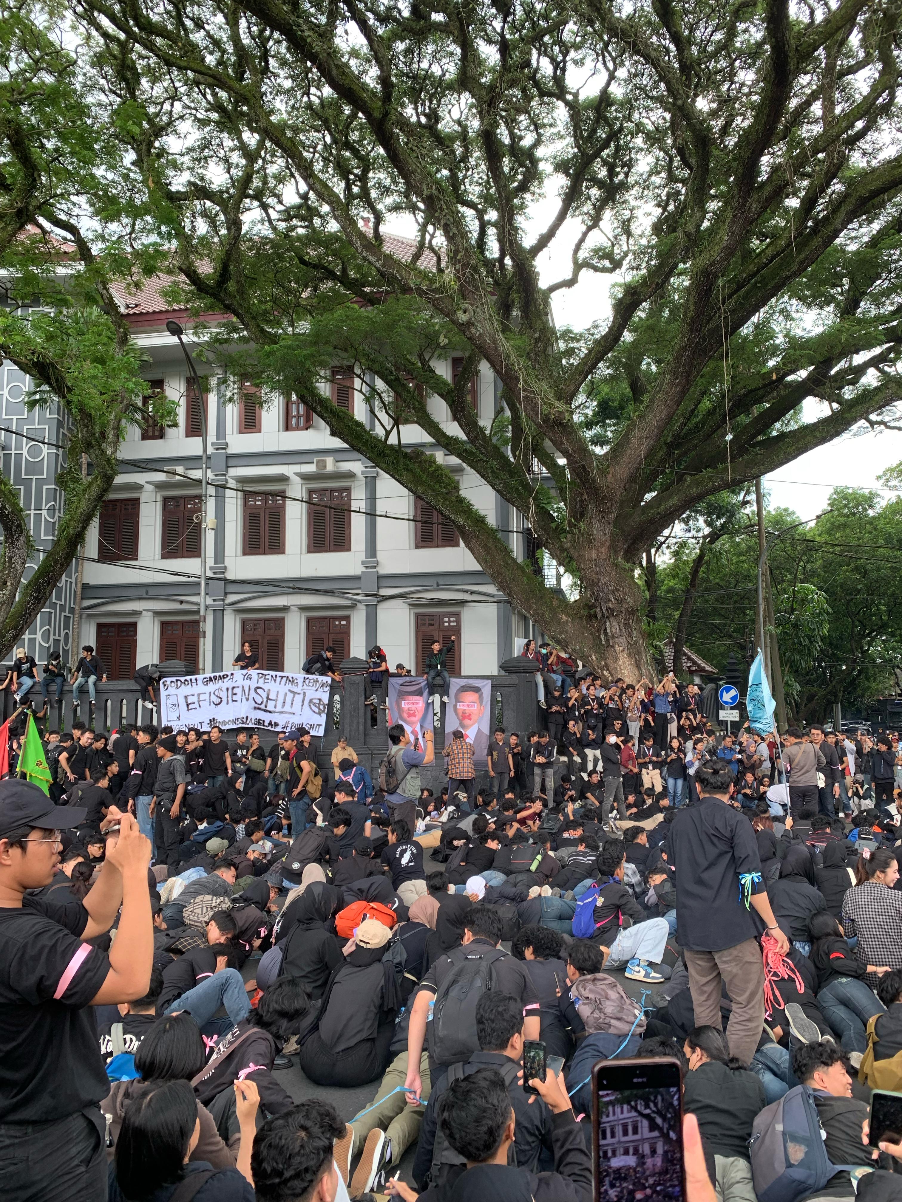 Mahasiswa Malang Raya Gelar Aksi Tolak Pemangkasan Anggaran Pendidikan dan Kesehatan