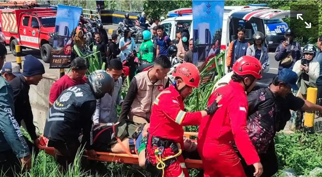 Mahasiswa UMM dan Motornya Jatuh dari Jembatan Tunggulmas Sedalam 15 Meter, Diduga Mengantuk