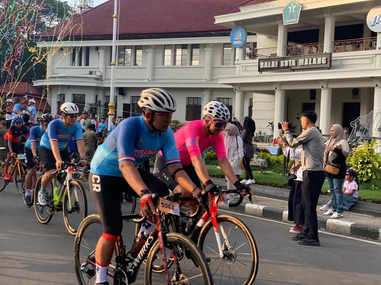 Ratusan Pesepeda Nggowes Bareng Kelilingi Kota Malang dalam Rolling Together for Malang 111  