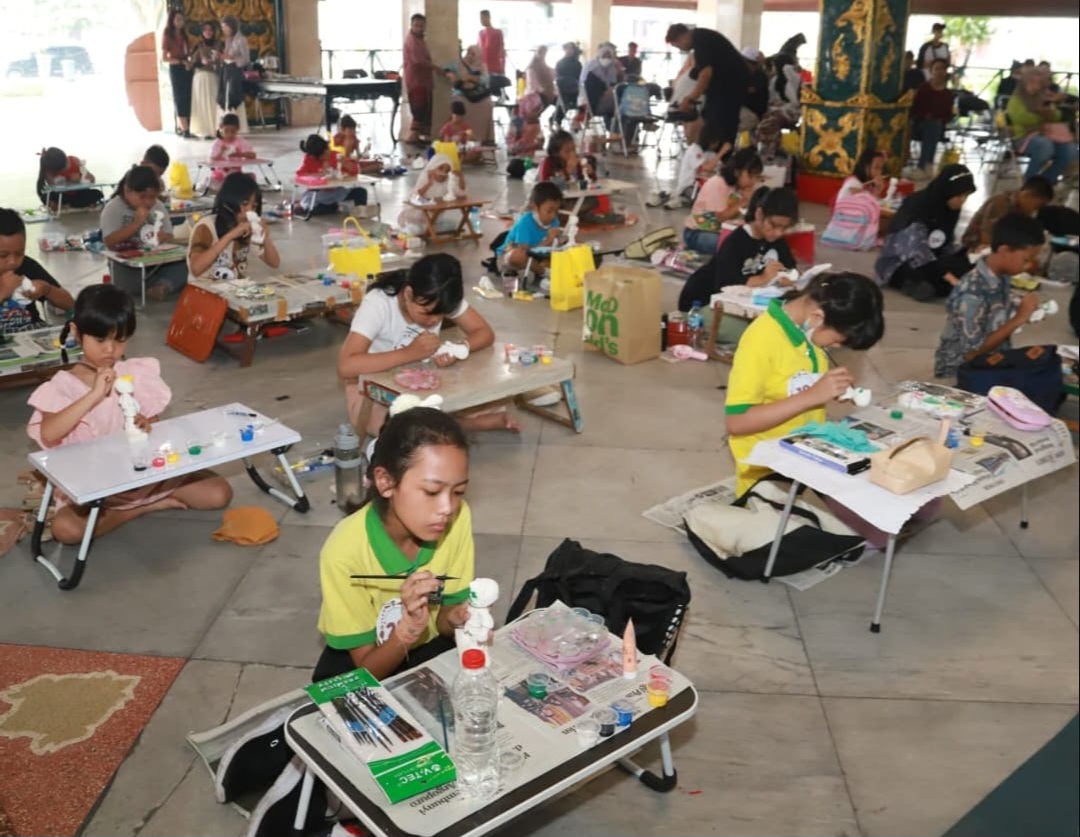 Anak-Anak Lomba Melukis Topeng Malangan di Pendapa Kabupaten Malang