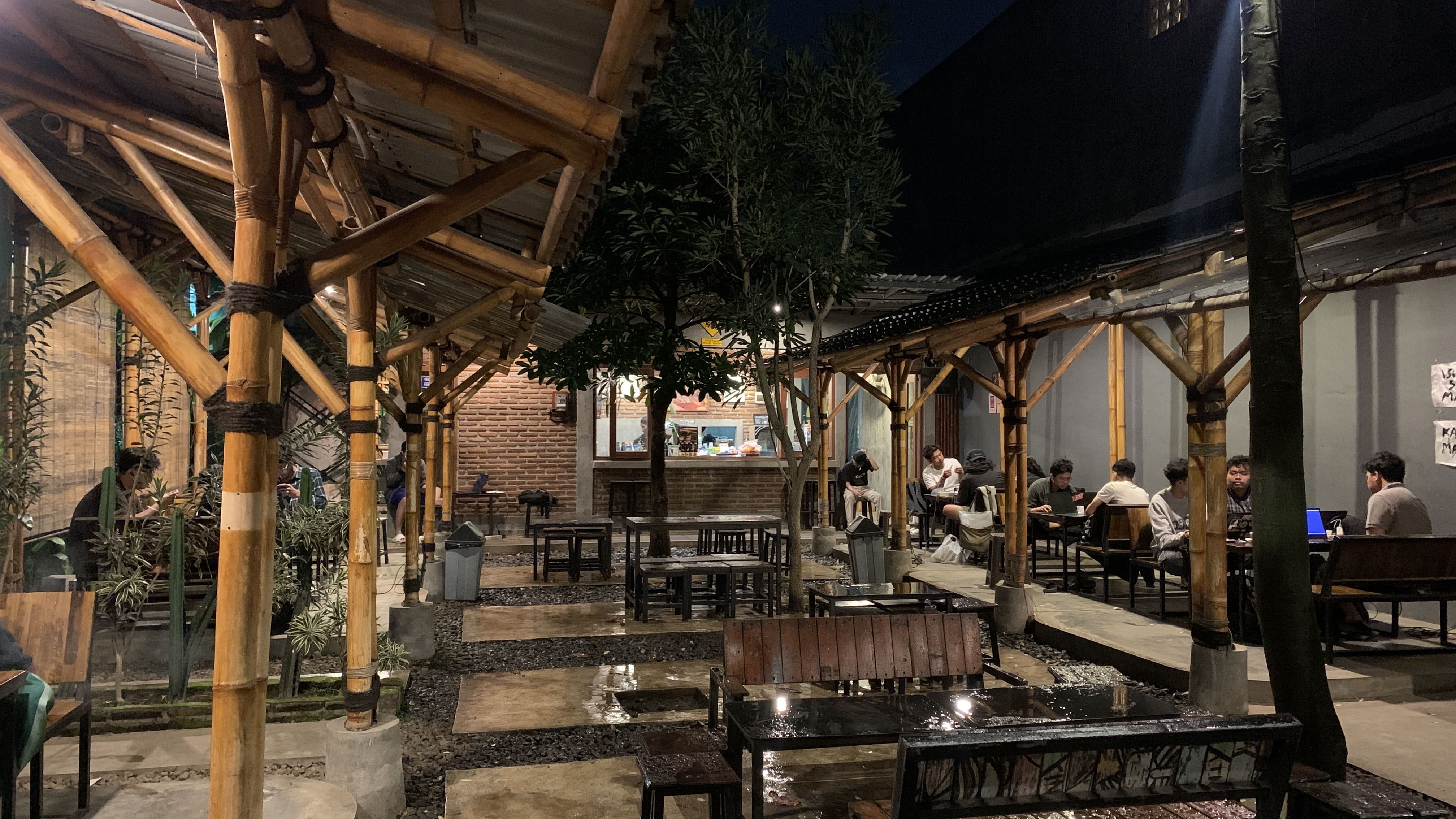 Kafe Ekologie Gelar Makan Gratis untuk Mahasiswa yang Keluarganya Terdampak Bencana Sumatera