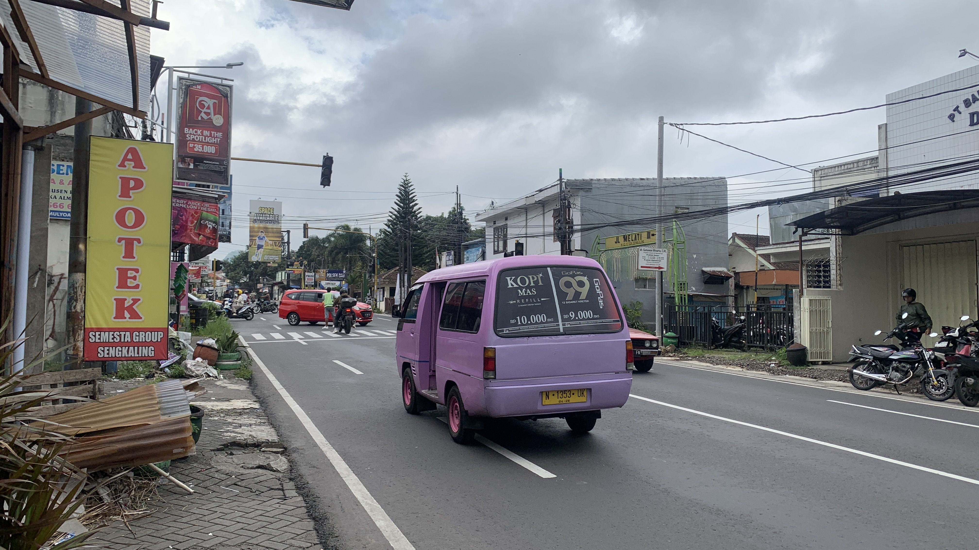 Pagi Ramai Lancar di Pertigaan Polsek Dau, Lalu Lintas Sengkaling Terkendali