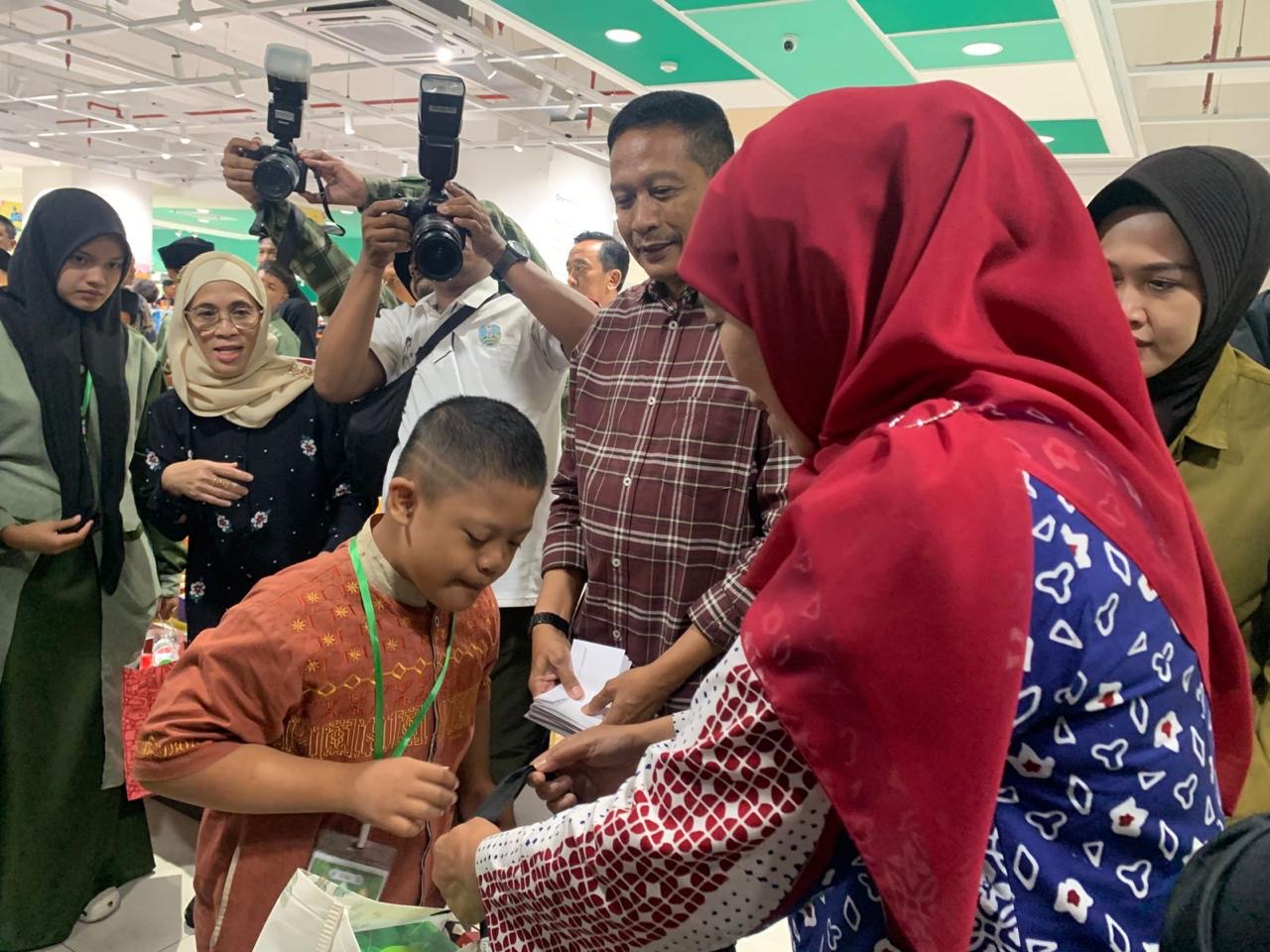 Gubernur Jatim Berikan Santunan Anak Yatim dan ABK di MOG Malang, Bantu Persiapan Kenaikan Kelas