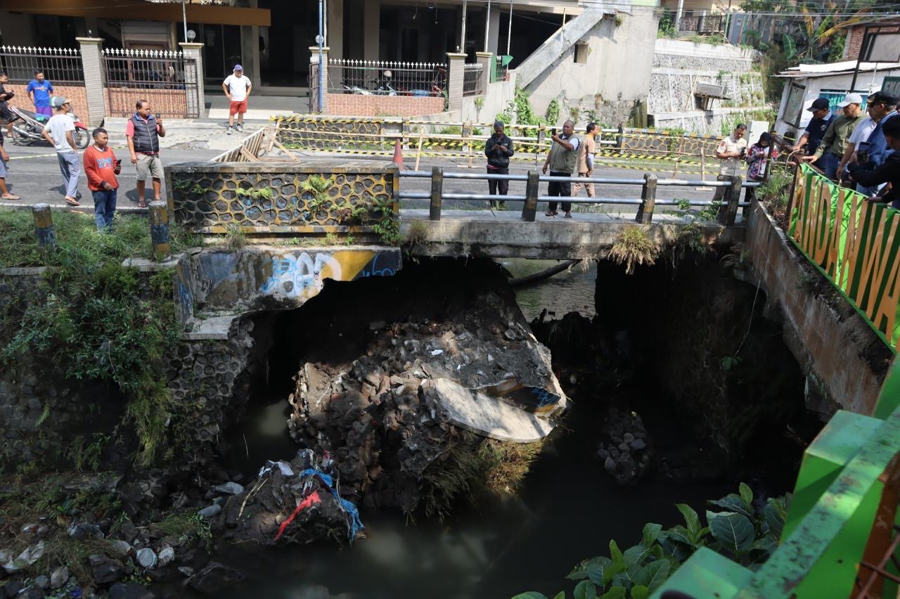 Rusak Parah Tergerus Air, Jembatan Simpang Sulfat Utara Ditutup Sementara