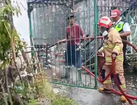 Rumah Kosong Ditinggal Luar Kota Terbakar
