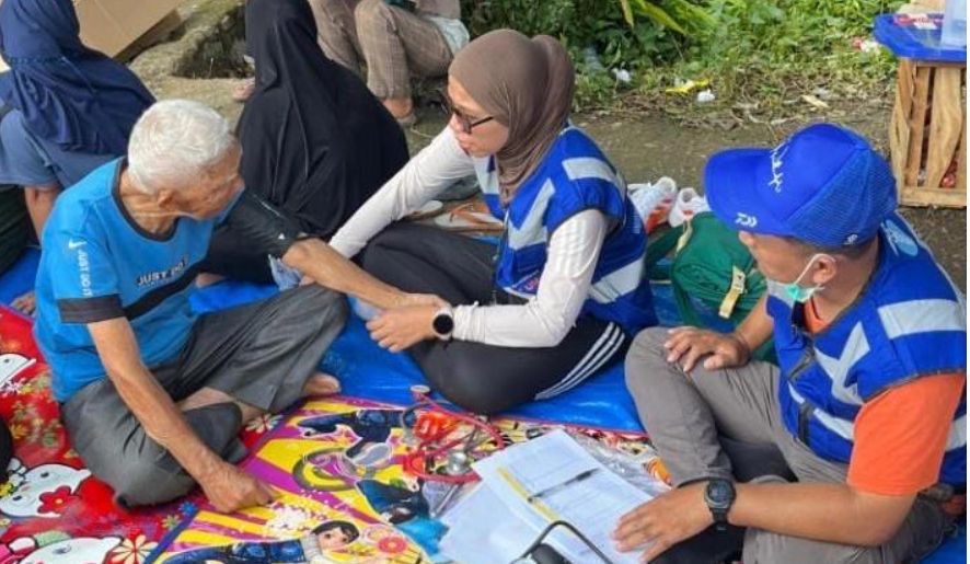 Tim Tanggap Darurat UM Turun ke Agam, 84 Warga Terdampak Banjir Terima Layanan Medis dan Edukatif