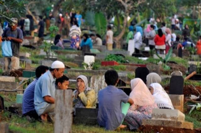 Ribuan Warga Padati TPU Polehan saat Ziarah Lebaran, Sempat Picu Kemacetan Panjang