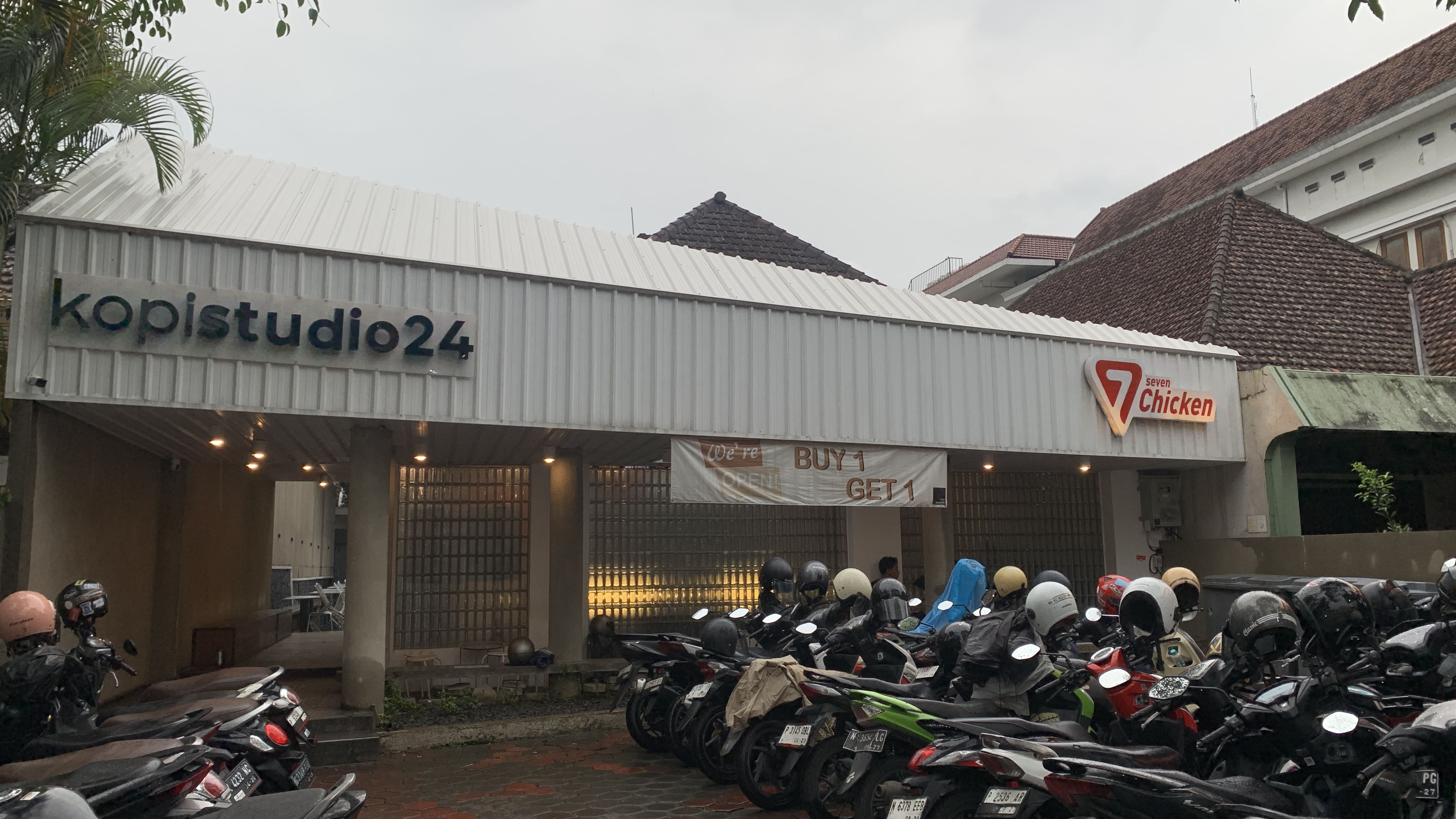 Rahasia Kopi Studio 24: Sekasir dengan Seven Chicken, B1G1, hingga Kue Gratis bagi Pe-review di Google Maps