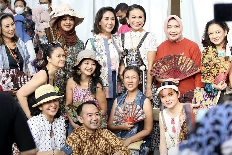 Dari Formal ke Casual, Begini 9 Cara Anak Muda Bikin Batik Tetap Stylish