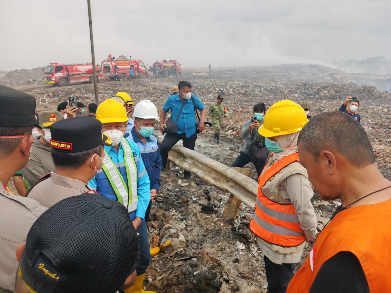 Khofifah Ingatkan Bahaya Bara Tersembunyi di Kebakaran TPA Supit Urang