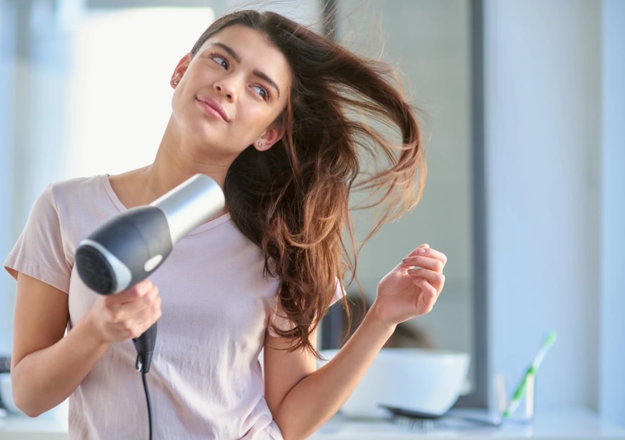9 Tips Merawat Rambut Kering Akibat Styling Berlebihan