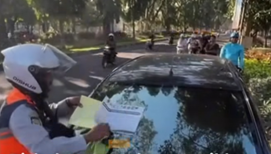 Parkir Sembarangan di Jalur Sepeda, Dishub Kota Malang Tempel Stiker Peringatan di Kendaraan