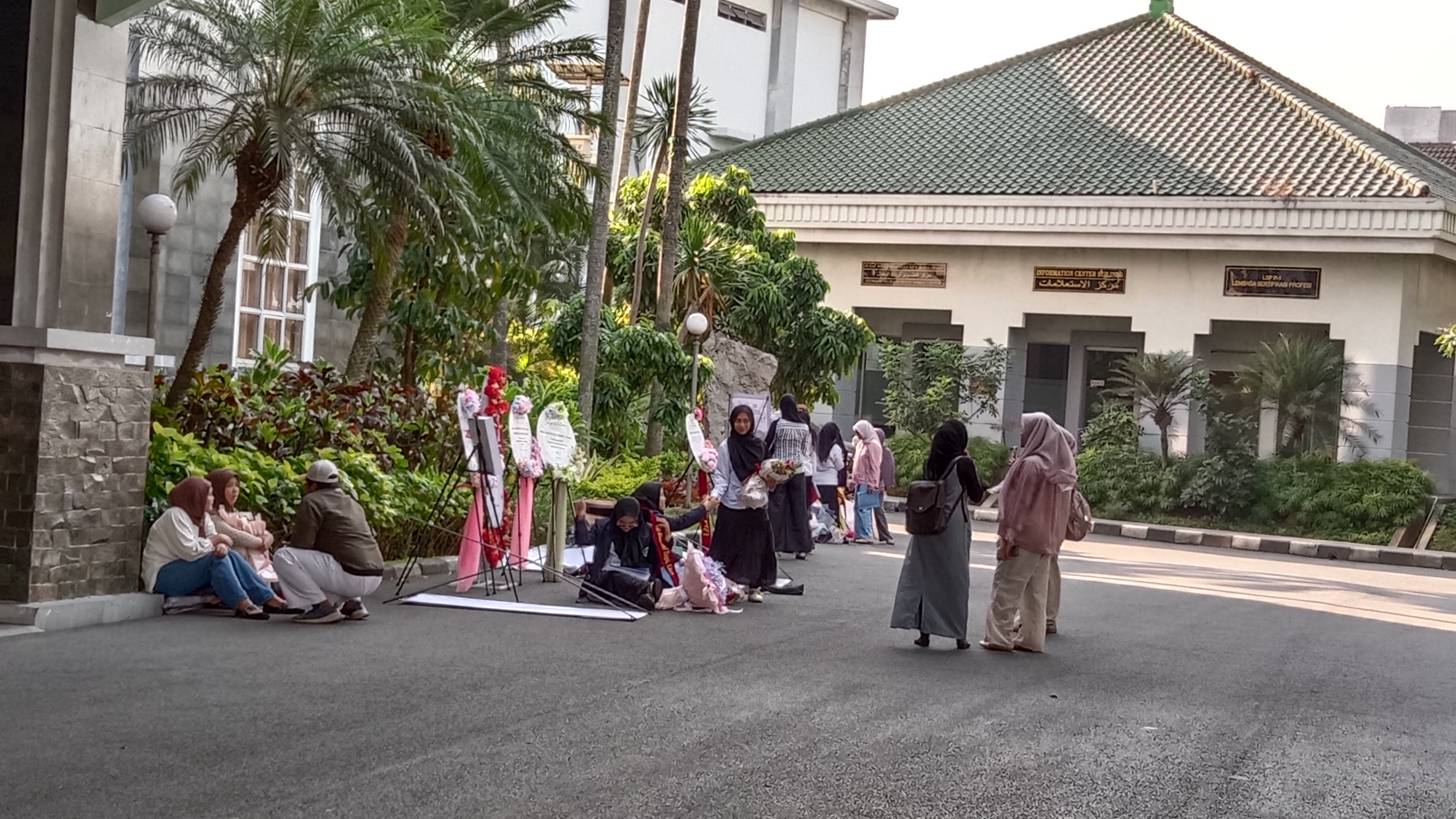 Trend Euforia Pasca-Sidang Tugas Akhir Mahasiswa Kini: Buat 