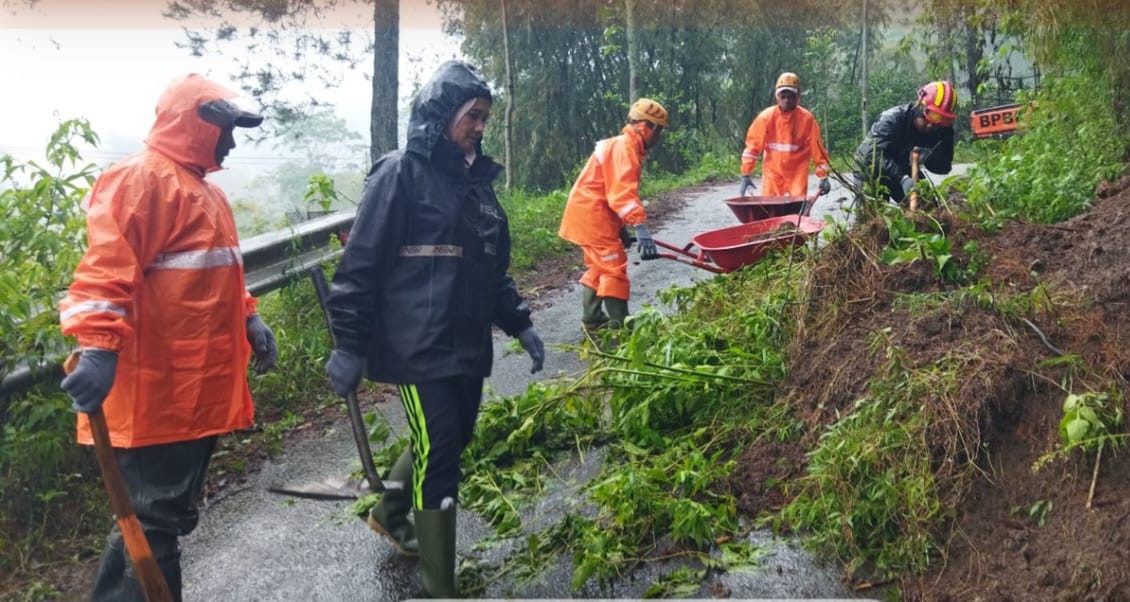 Tanah Longsor di Gunungsari Sempat Tutup Jalan Antardusun, Air Juga Masuk Lima Ruang Kelas SDN  
