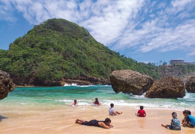 Liburan di Malang: Ini Dia Pantai Watu Leter, Ada Pesona Karang Eksotis dan Rumah Alami Penyu