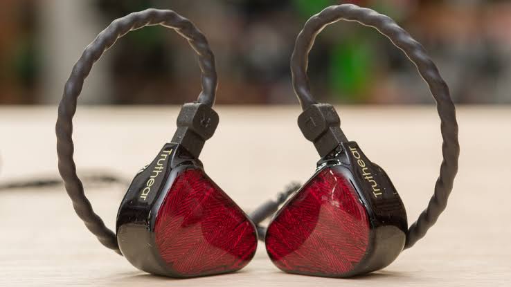 Ingin Mendengarkan Audio Super Bening? Ini 9 Earphone IEM Terbaik Yang Bikin Naik Level!