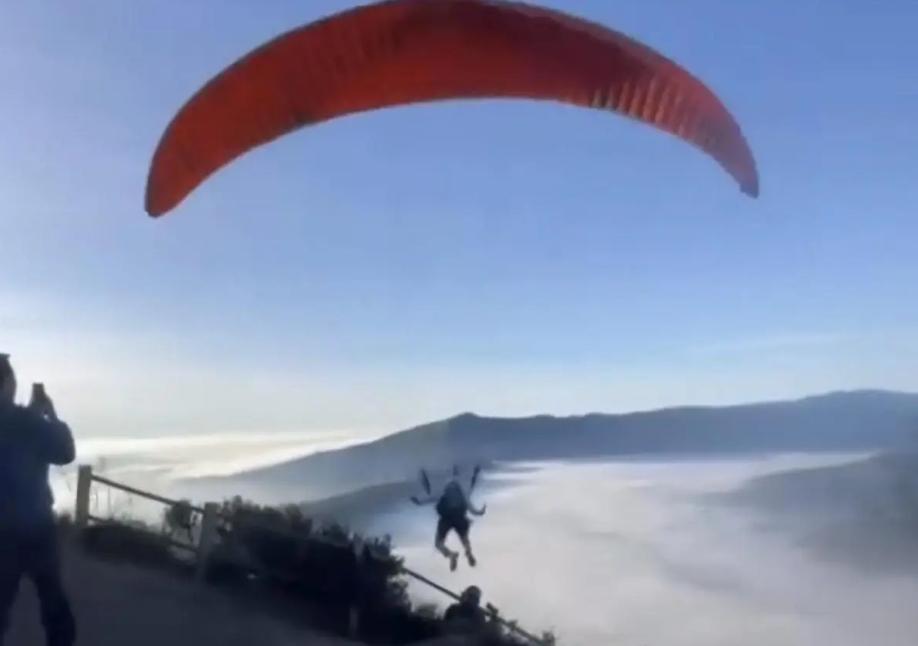 Viral Video Ada yang Paralayang di Atas Kawasan Tengger, Pihak BB TNBTS Tegaskan Tetap Dilarang!