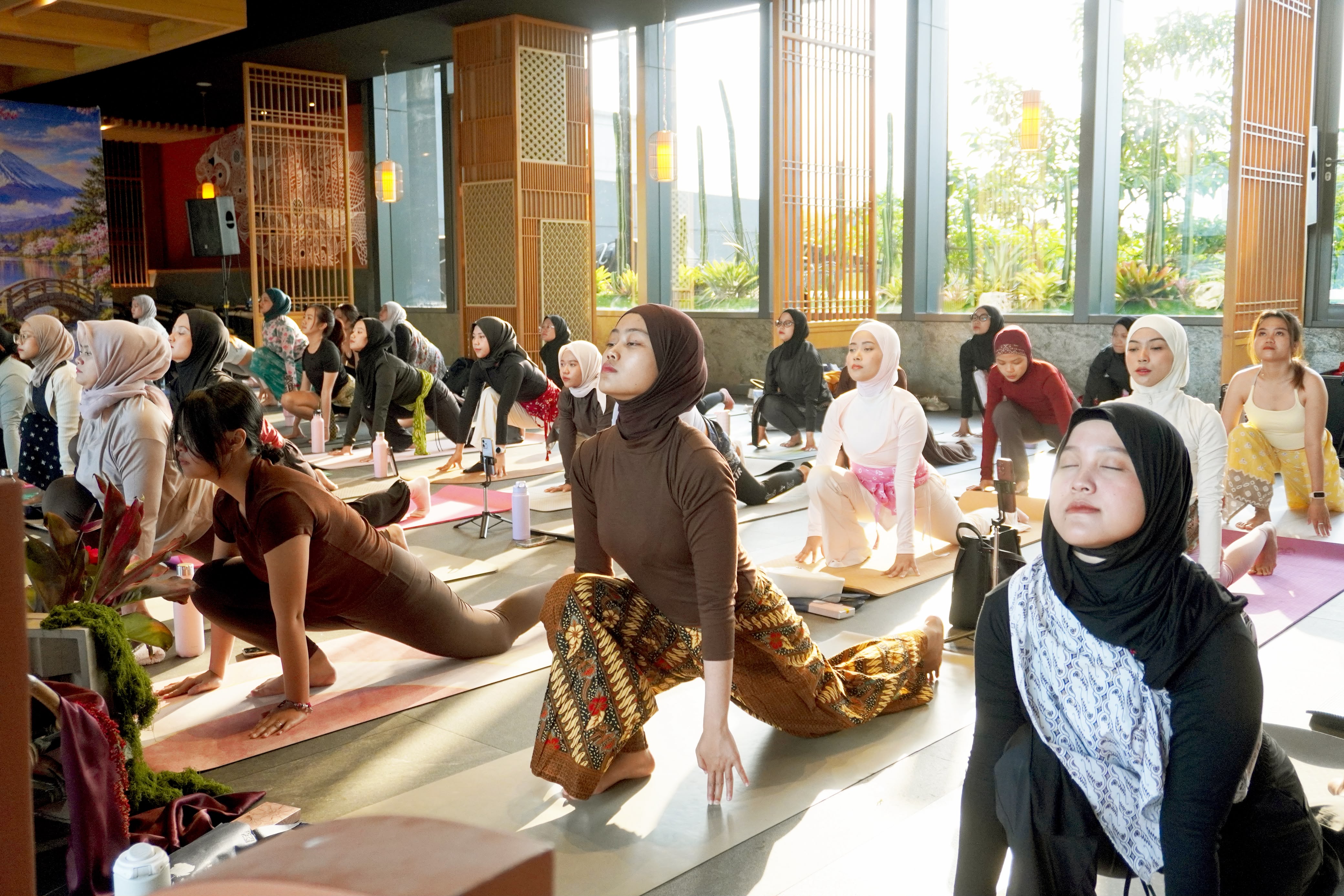 Grand Mercure Malang Mirama dan Het Yoga Studio Rayakan Hari Batik dengan Latihan Yoga Berbusana Batik 