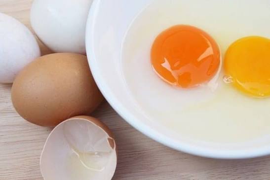 Telur Omega Bisa Mengandung Salmonella, Benarkah Aman Dimakan Mentah?