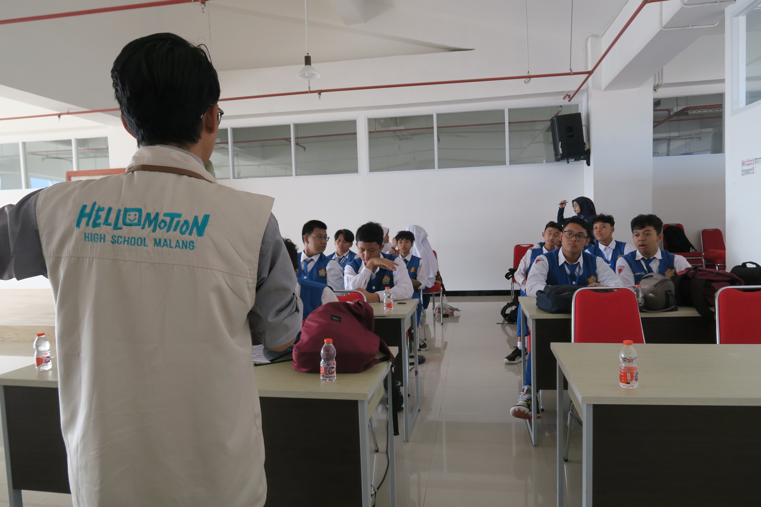 SMA HelloMotion Malang Berbagi Inspirasi tentang Dunia Kreatif ke Siswa SMP Insan Amanah