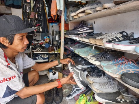 Thrifting di Pasar Comboran Malang Bergeser, Sepatu Bekas Kini Lebih Diburu daripada Jaket