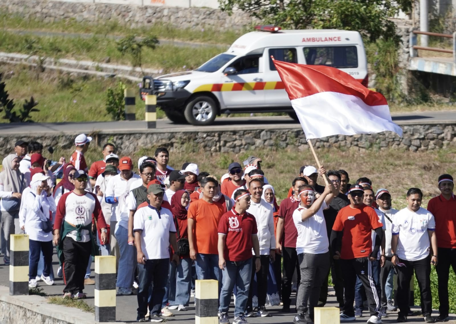 Gerak Jalan Sehat Pemkot Batu Diwarnai Aksi Peduli NTT dan Berburu Sampah di Rute