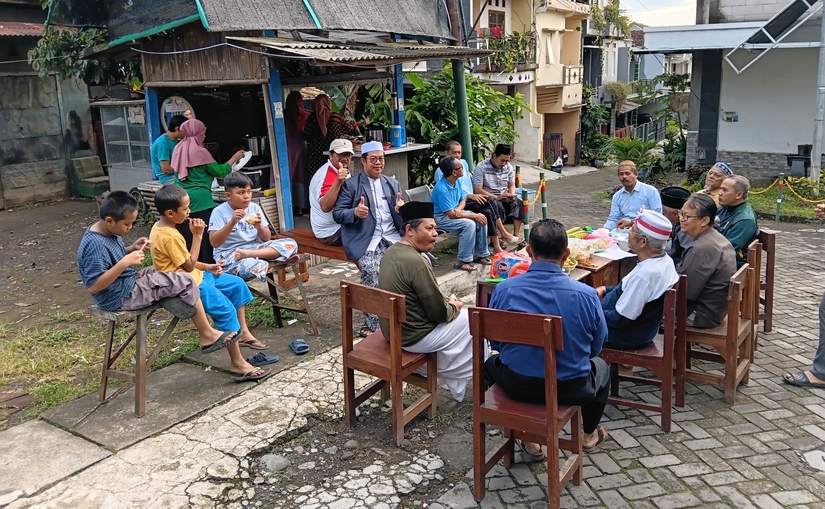 Jumat Berkah ala Warga Sisir: Bawa Mamin ke Masjid usai Subuh, Berdoa dan Makan Bersama, Beramah-tamah