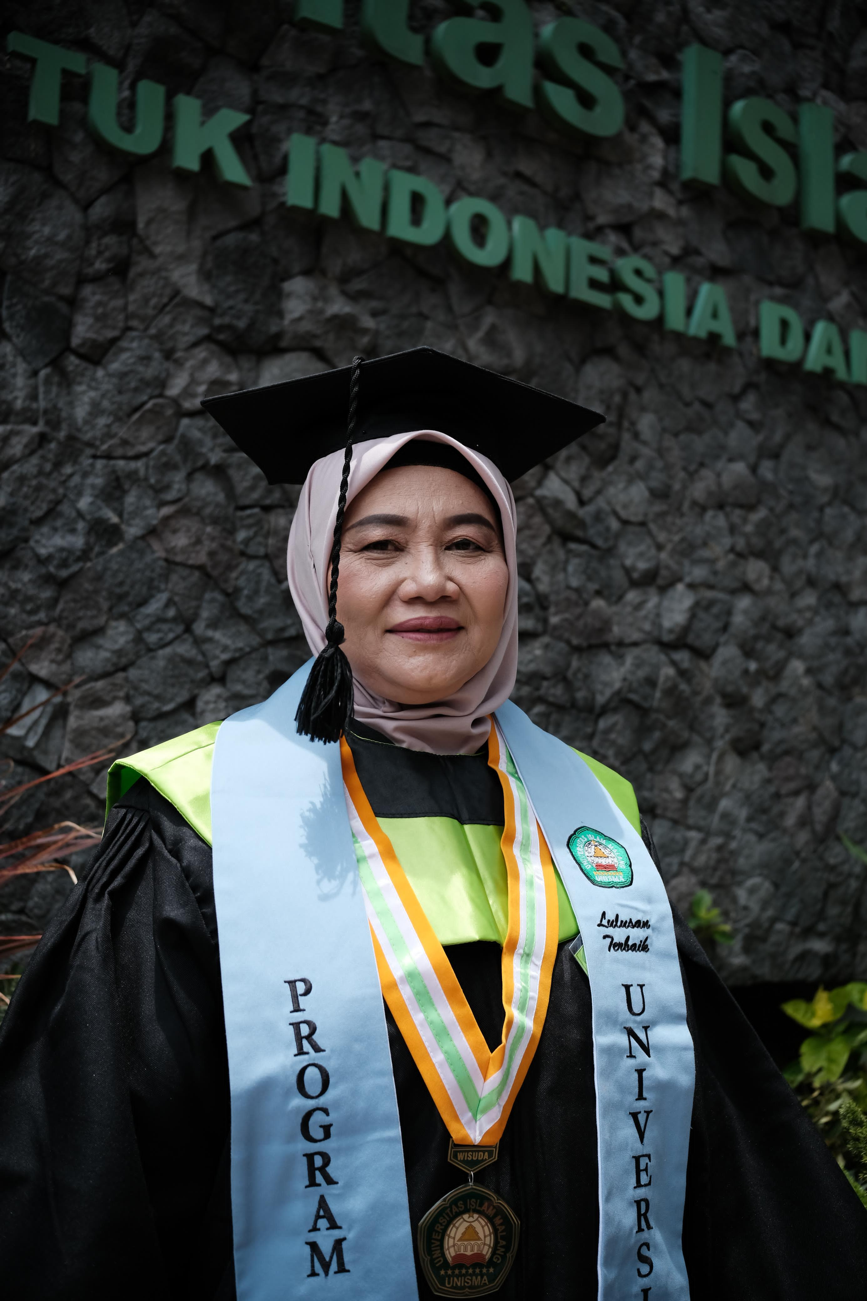 Ulfah Hayati Muzayanah, Wisudawan Terbaik Unisma Jenjang Doktoral yang Juga Guru Teladan Nasional