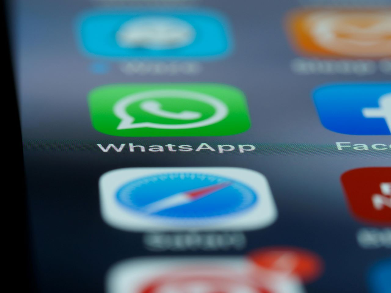 Meluncur Fitur Baru WhatsApp: Chat Transfer dan Dual Account iPhone, Juga AI Canggih