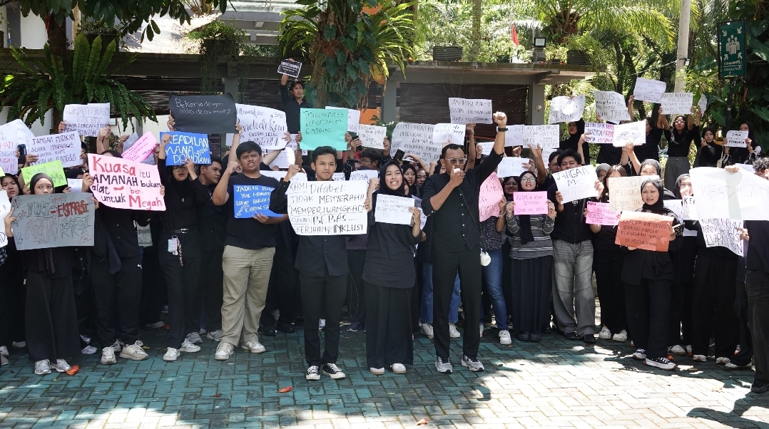 Seratusan Mahasiswa ''Demo'' di Kampus FISIP UB, Suarakan Aspirasi Terkait Situasi Kini Sekaligus Outing Class