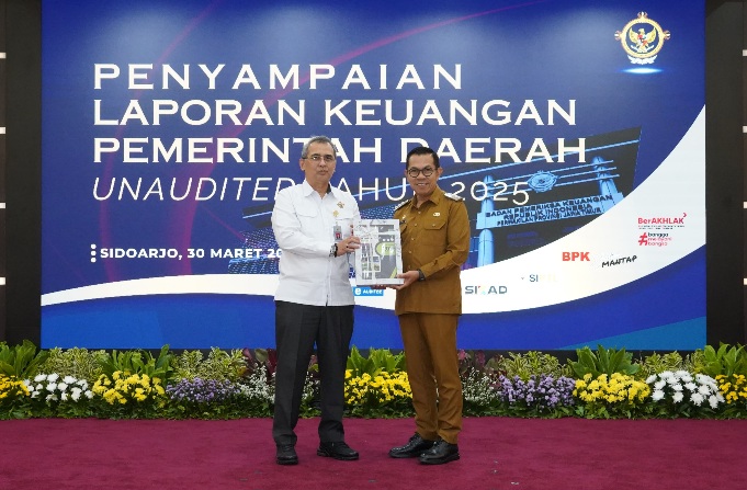 Kejar Target WTP, Wali Kota Batu Serahkan LKPD 2025 Tepat Waktu ke BPK Jatim